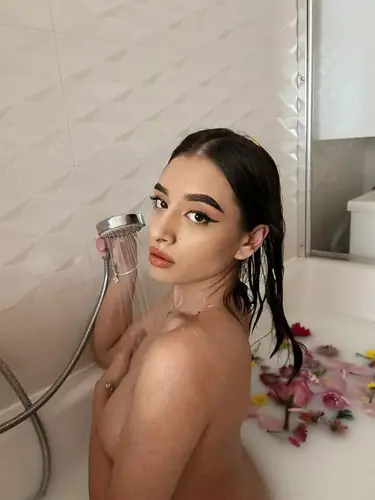 Lilith Capri - bigass