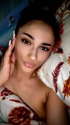 Selena Bee