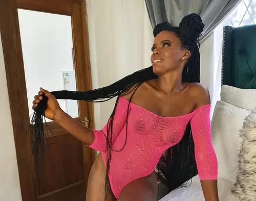 Vikkie - ebony